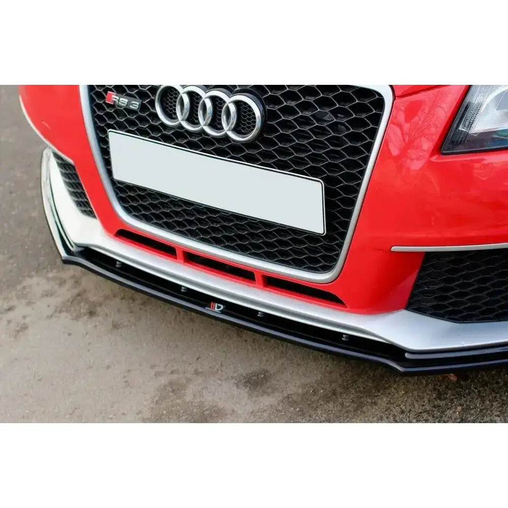 Spoiler på Audi RS3 8P V.1, sort plast montert foran, sett nedenfra med synlig logo i midten.