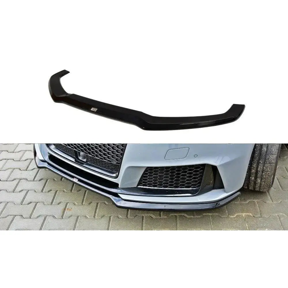 Frontspoiler Audi RS3 8V Sportback V.1 i blank sort plast, montert på lysegrå bil sett fra skrå vinkel.