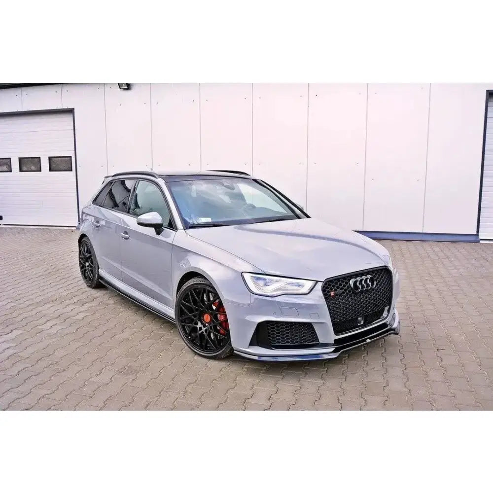 Frontleppe på Audi RS3 8V Sportback V.1 montert, sett skrått forfra med svarte felger og røde bremsecalipere.