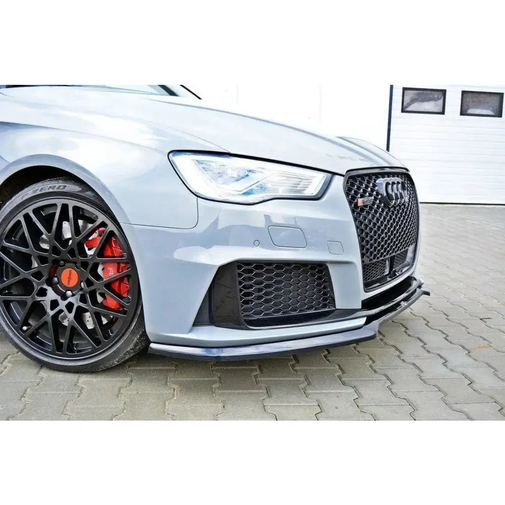 Front splitter på Audi RS3 8V Sportback med sort grill, svarte felger og røde bremsekalipere.