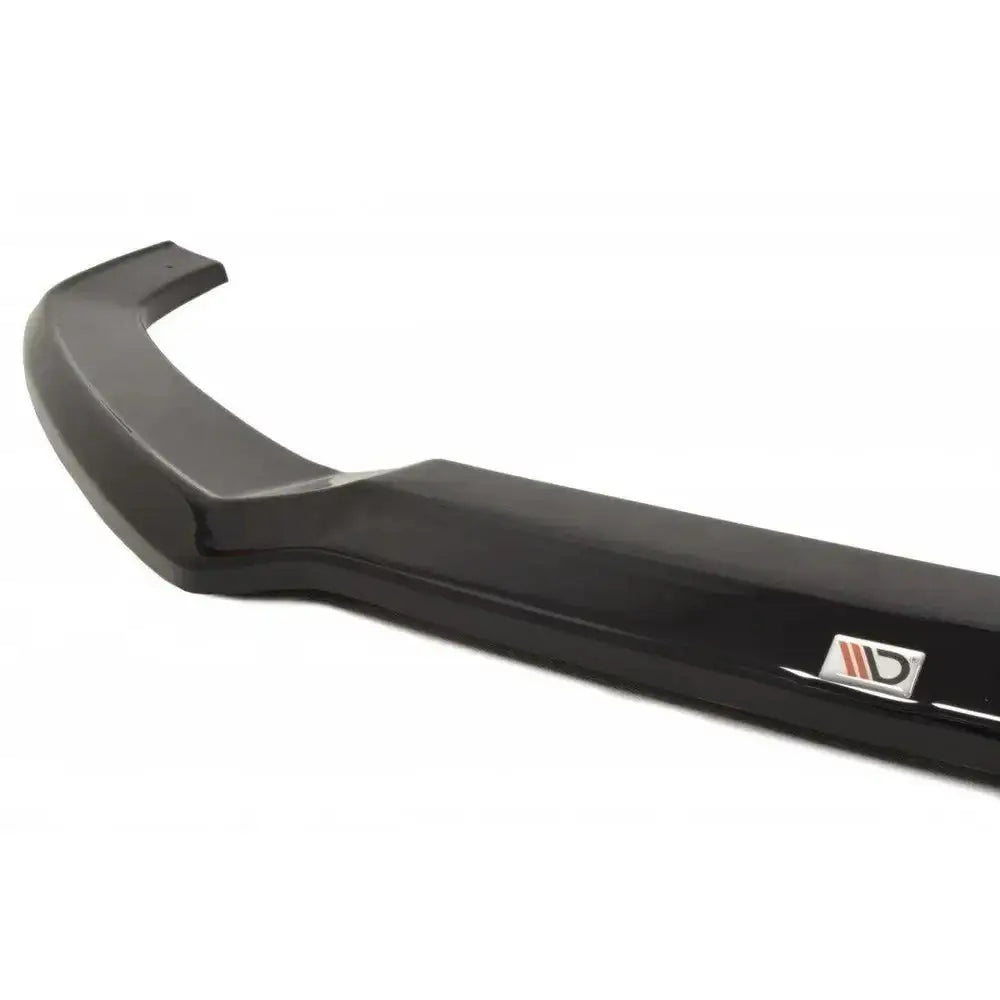 Frontspoiler Audi RS3 8V Sportback V.1 i sort, blank plast sett fra skrå vinkel med logo.