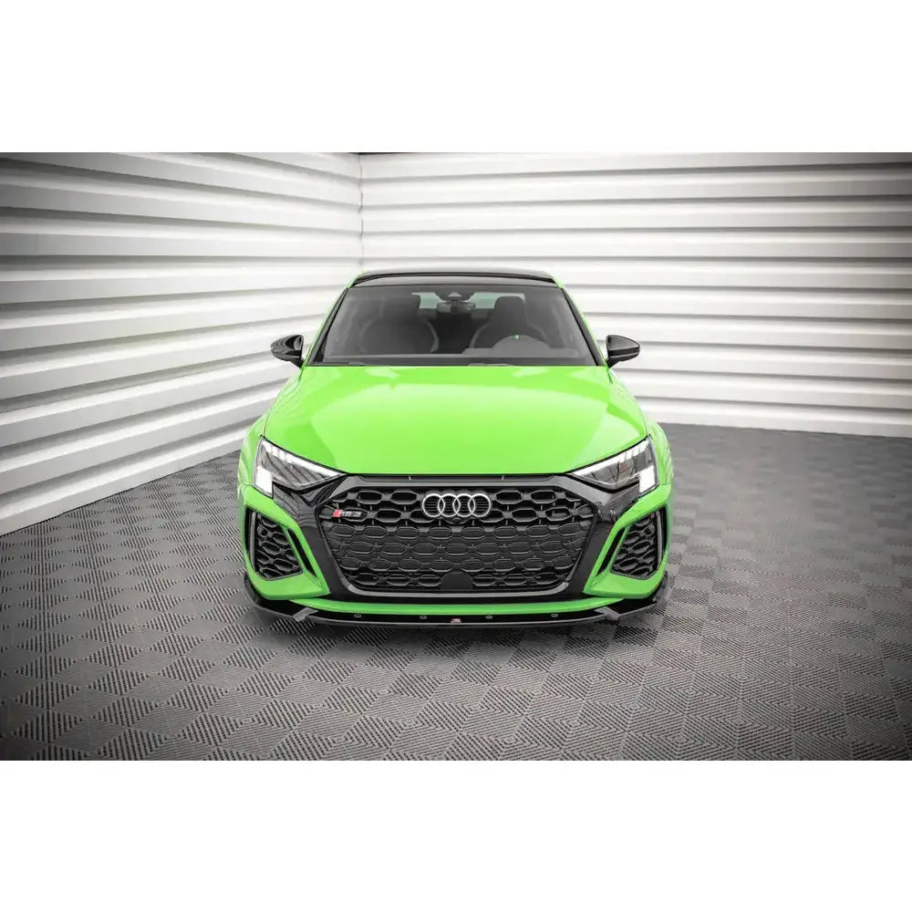 Frontspoiler på Audi RS3 8Y V.1 i lys grønn, sett forfra med sort grill og sportslige detaljer.