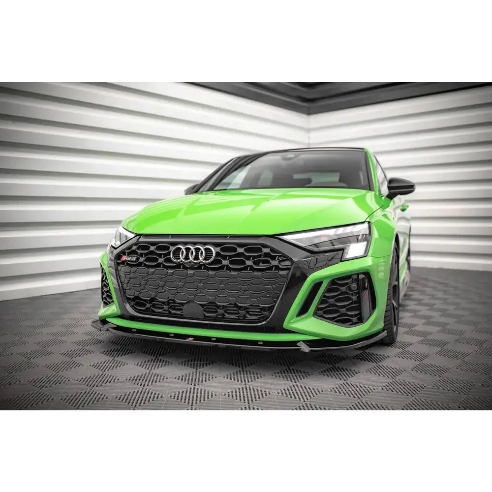 Frontsplitter på Audi RS3 8Y V.1, skarp grønn bil med sort grill og markante luftinntak.