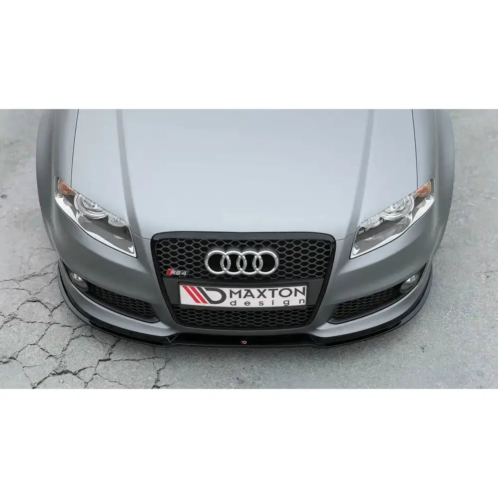 Front splitter Audi RS4 B7 V.1 sett ovenfra med sort grill og Maxton Design-skilt.