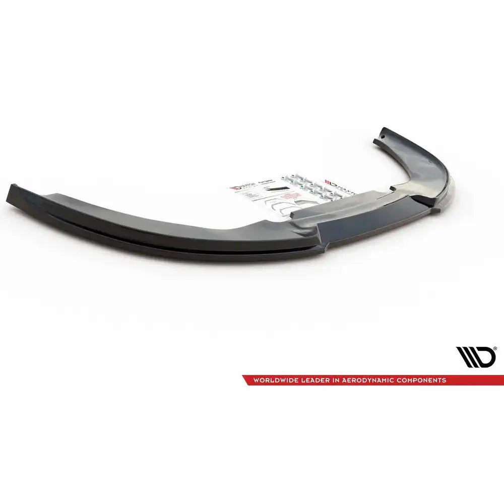 Frontleppe Audi RS4 B7 V.1 i svart plast, skrått sett med monteringsanvisning og festedeler bak.