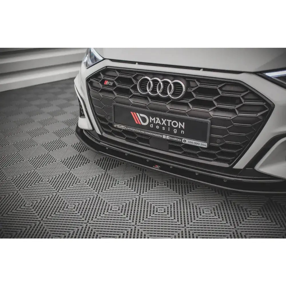 Frontleppe på Audi S3 med sort bikakemønstret grill og svart frontsplitter fra Maxton Design.