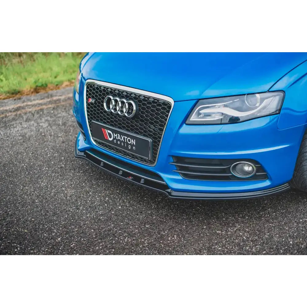 Front lip Audi S4/A4 S-Line B8 nærbilde med sort plastleppe og Maxton Design-logo på skiltet.
