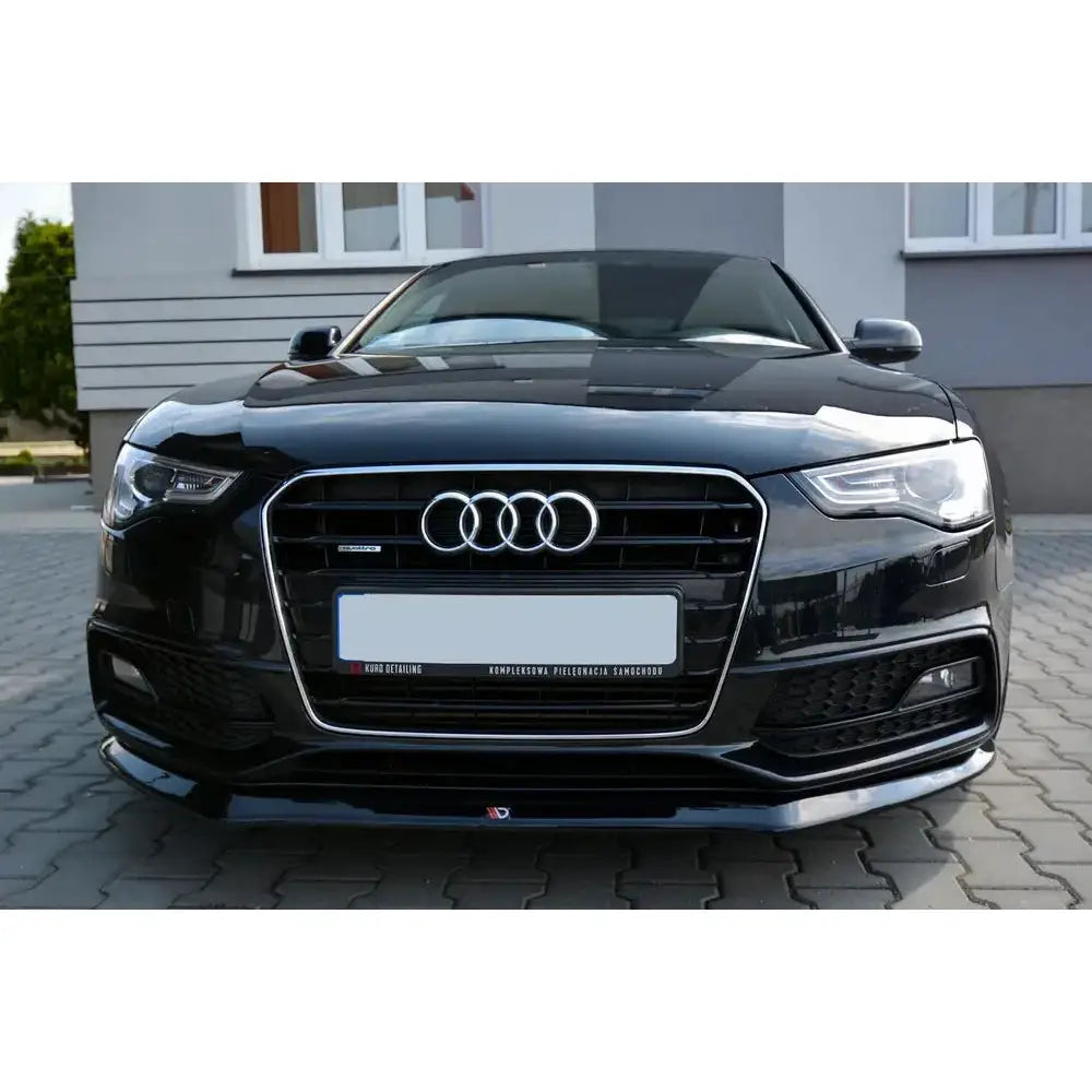 Frontleppe Audi S5 A5 S-Line 8T V.1 montert på svart bil med kromgrill og LED-frontlys.