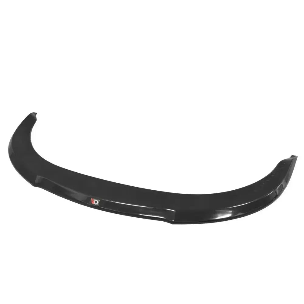 Frontspoiler Audi S6 C5 V.1 i sort plast med blank finish og logo, sett skrått ovenfra mot hvit bakgrunn.