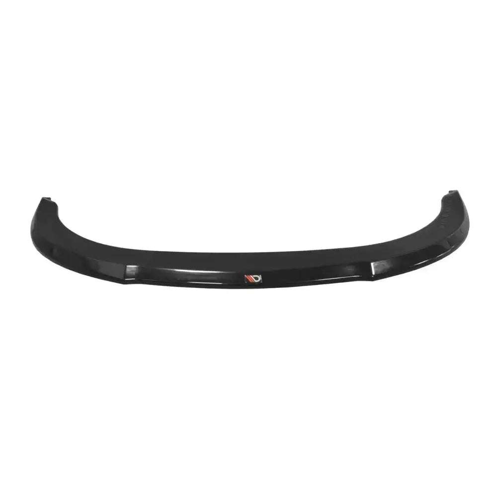 Frontleppe Audi S6 C5 V.1 sort plastspoiler sett forfra med logo, avbildet mot hvit bakgrunn.