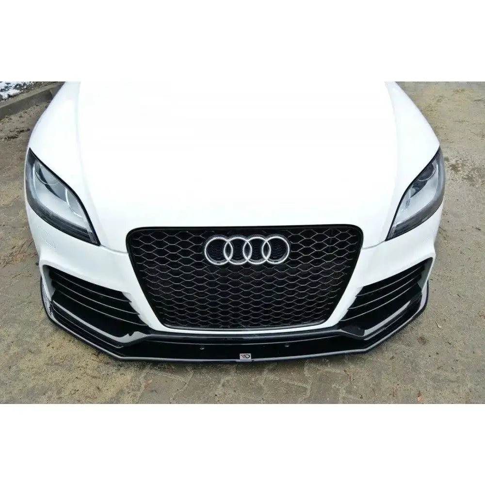 Frontleppe Audi TT Mk2 V.1 Rs, sort spoiler under hvit bils front med bikubemønstret grill.