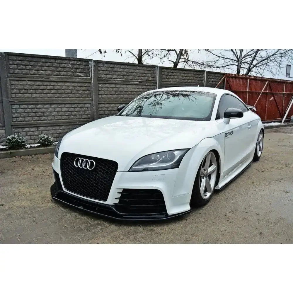 Front splitter på Audi TT Mk2 V.1 Rs, hvit sportsbil med sorte detaljer og lav bakkeklaring.