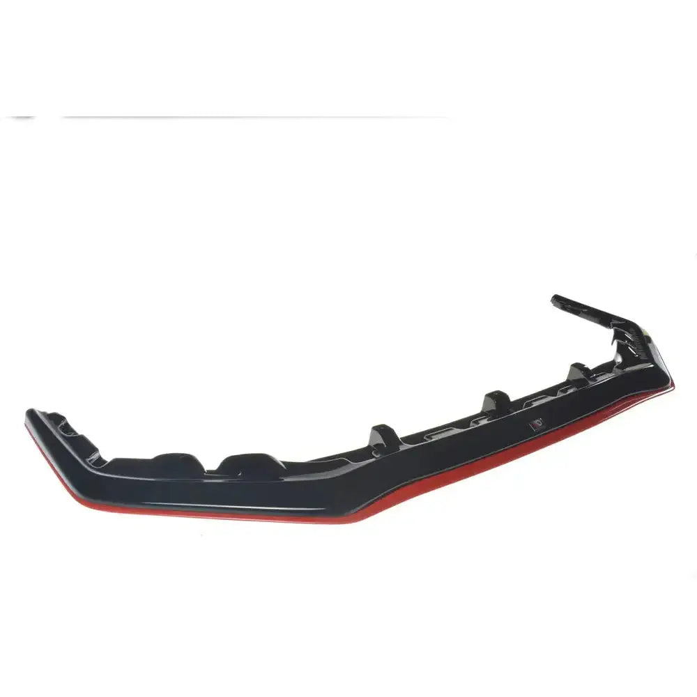 Frontspoiler V.1 Black+Red Subaru Wrx Sti sett skrått, sort med rød kant og markerte fester mot hvit bakgrunn.