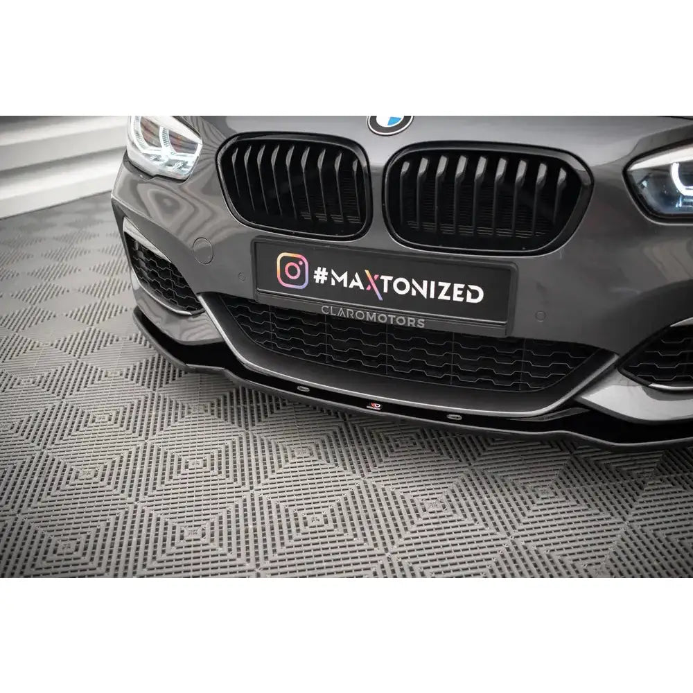 Spoiler på BMW 1 F20/F21 M-Power Facelift V.1 med blank sort frontsplitter og sort grill.