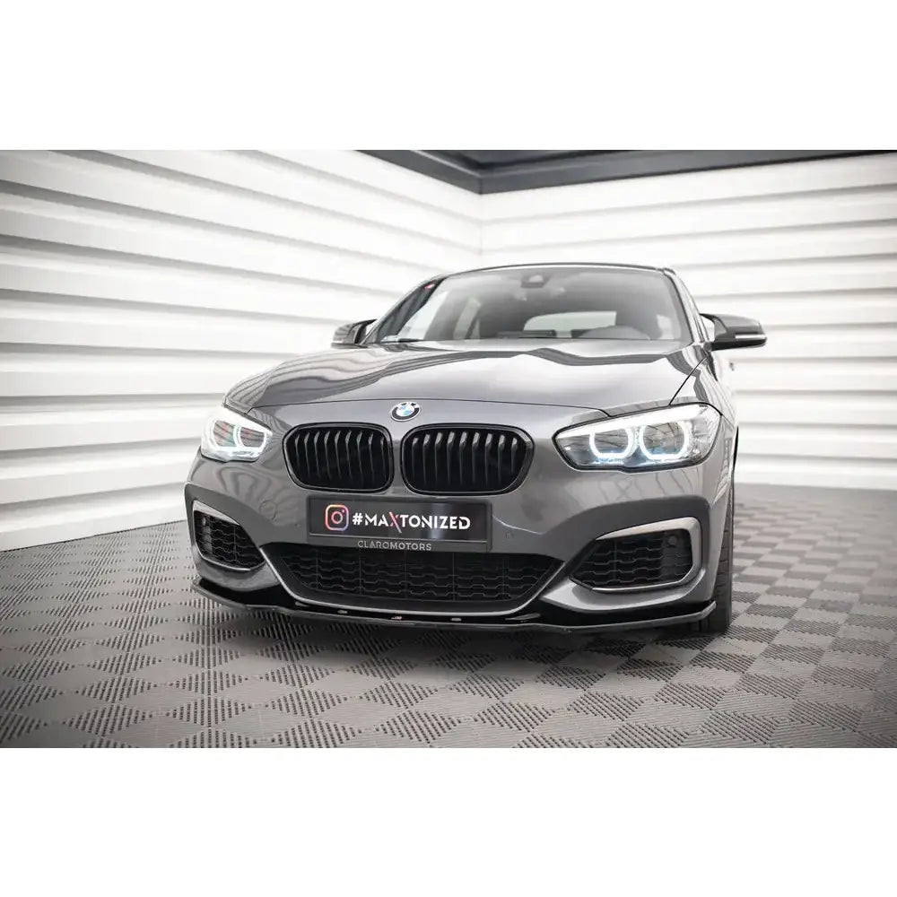 Front splitter på BMW 1 F20/F21 M-Power Facelift V.1 med svarte grilldetaljer og LED-frontlykter.