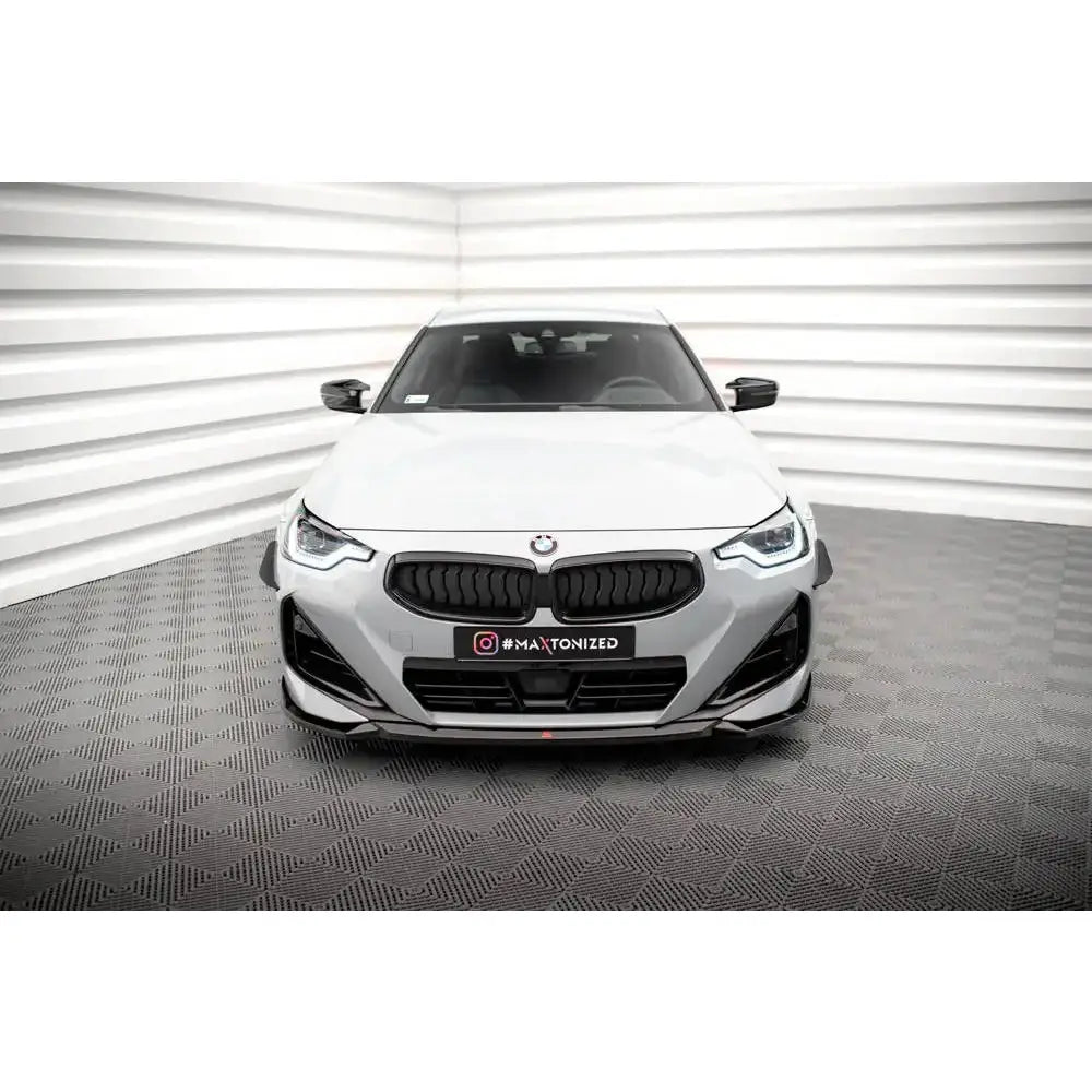 Frontspoiler på BMW 2 Serie Coupe M-Pack G42, hvit bil med svarte detaljer sett forfra.