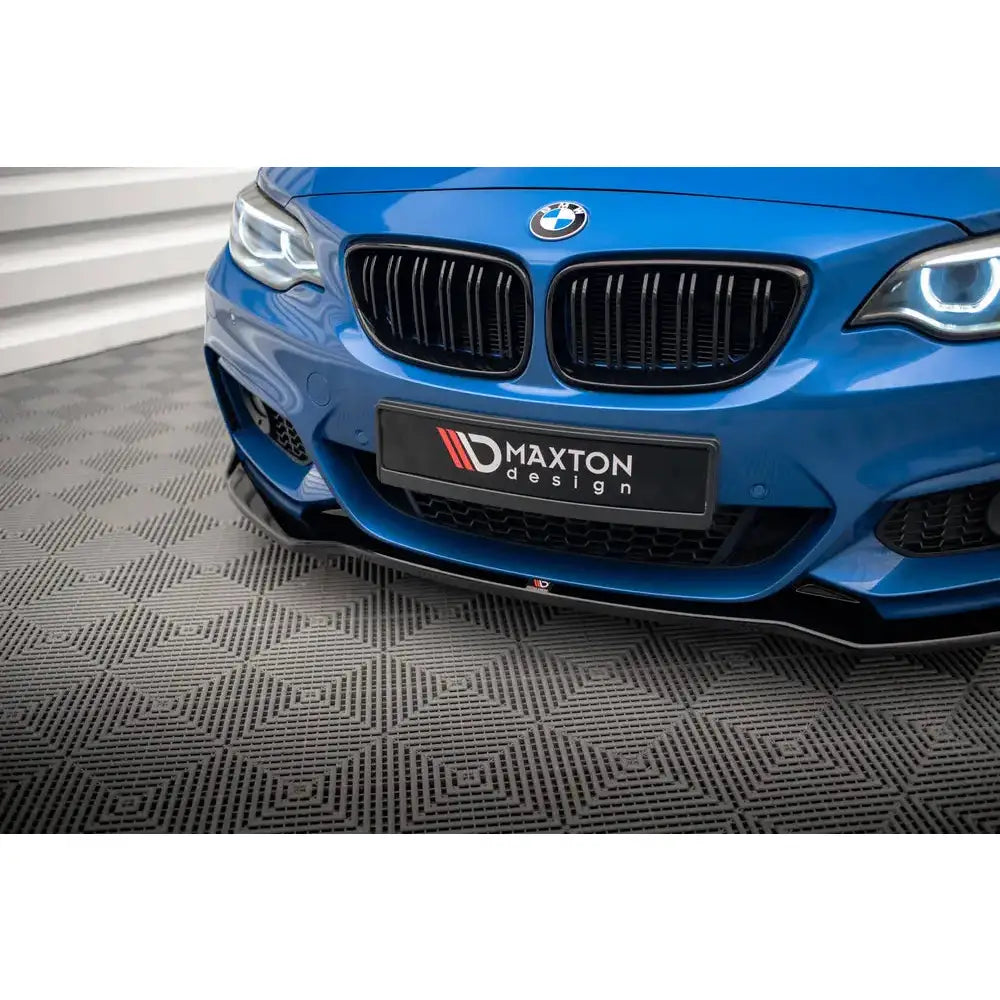 Spoiler på BMW 2 Serie F22 M-Pack V.1 med svart frontspoiler, grilldetaljer og Maxton Design-logo.