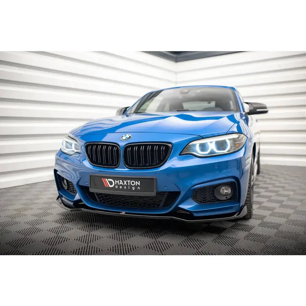 Front splitter på BMW 2 Serie F22 M-Pack V.1, blå bil med LED-frontlykter, sett forfra innendørs.