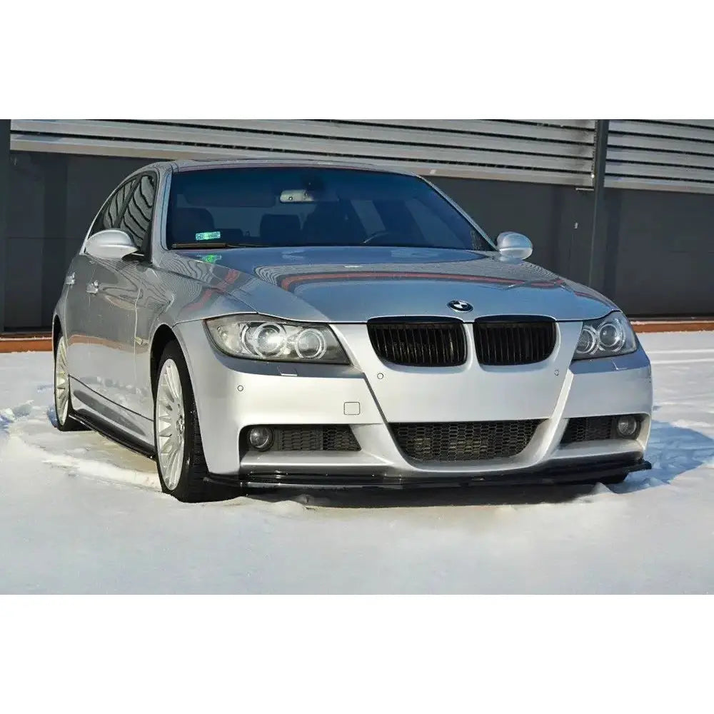 Spoiler foran på sølvfarget BMW 3 E90 Mpack V.1 med svart grill og markante lykter på snø.