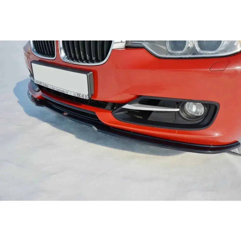 Frontspoiler BMW 3 F30 V.1 nærbilde av sort frontsplitter på rød bil sett fra venstre hjørne.