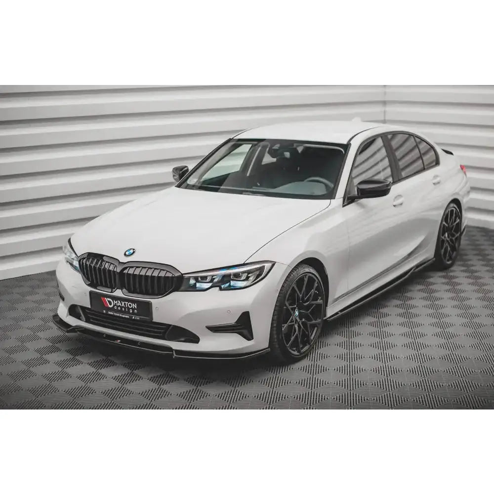 Spoiler til BMW 3 G20/G21 V.1 18-22 sett fra trekvart front med svarte detaljer og LED-lykter.
