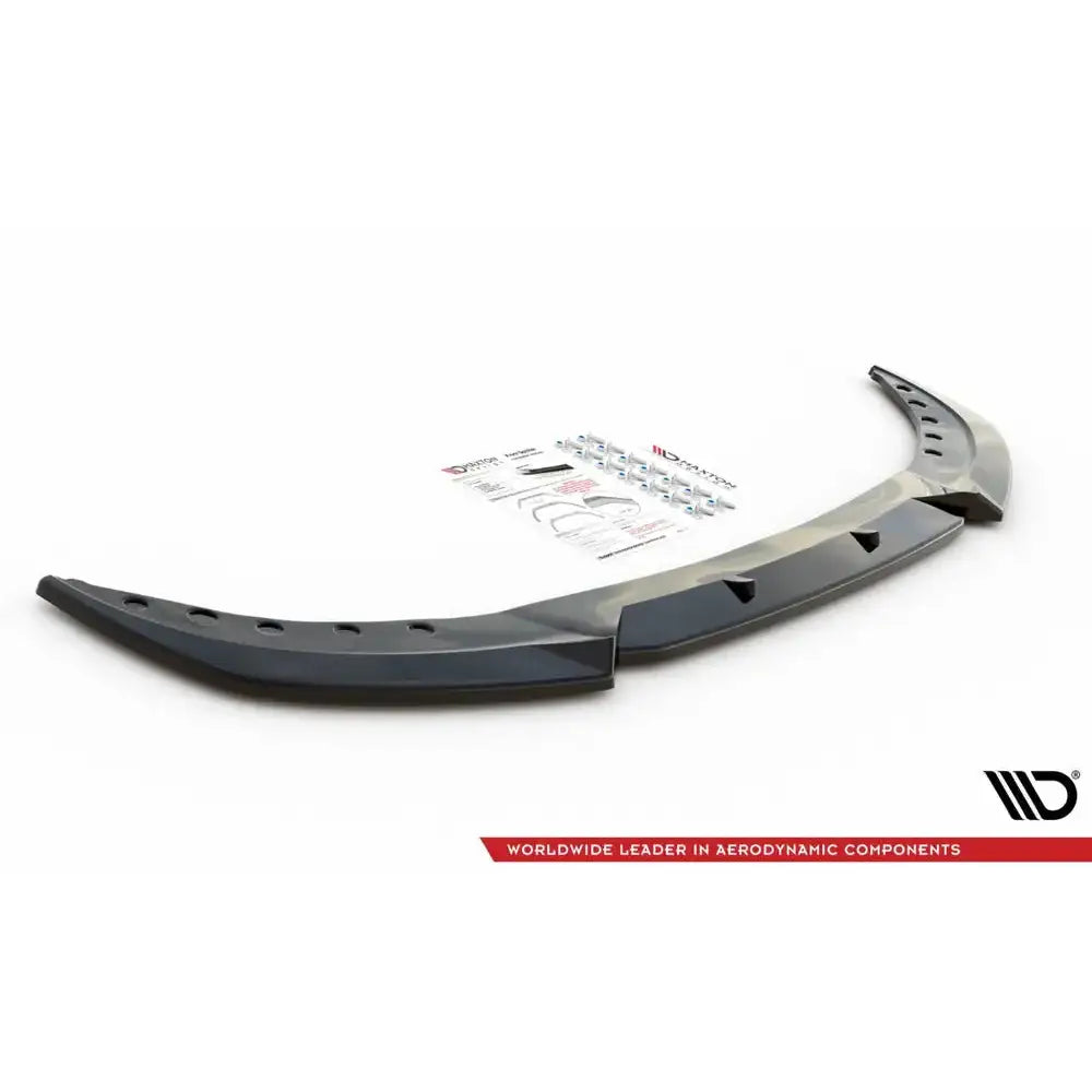 Front splitter BMW 3 G20/G21 V.1 sort plast med monteringsutstyr og instruksjoner, sett fra skrå vinkel.