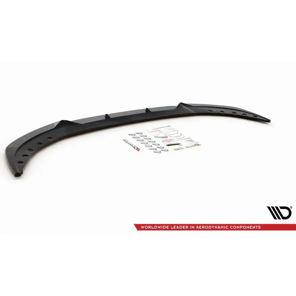 Front lip til BMW 3 G20/G21 V.1 18-22, sort plast med hull, monteringsutstyr og klistremerker, sett skrått ovenfra.