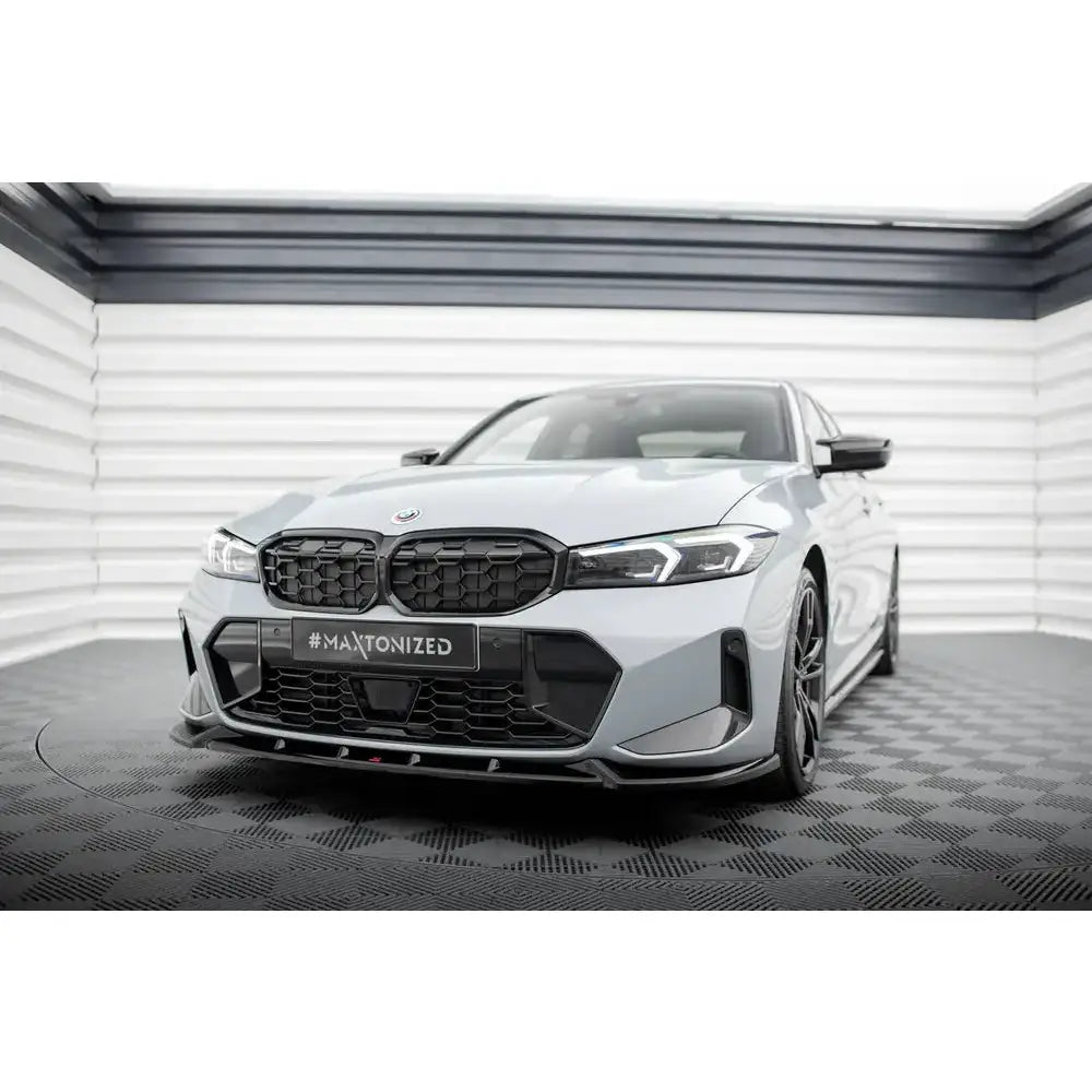 Frontspoiler på BMW 3 M340i G20 Facelift vist fra skrått forfra i lyst rom med mønstret gulv.