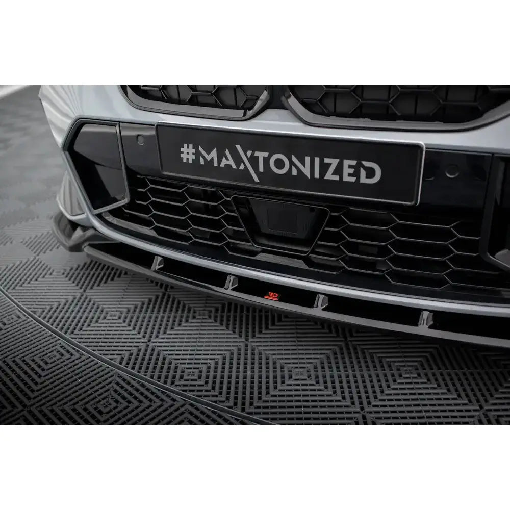 Front splitter på BMW 3 M340i med svart grill, grå detaljer og skiltplate med teksten #MAXTONIZED.