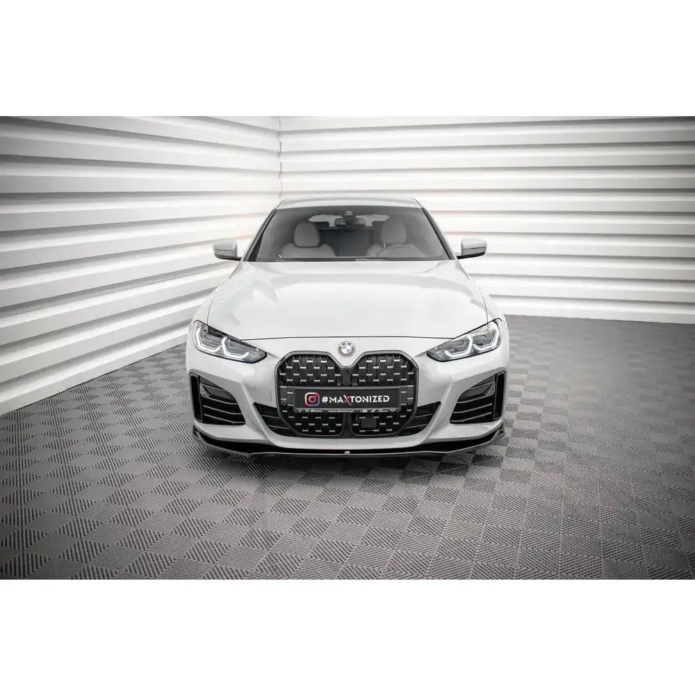 Frontleppe på BMW 4 Gran Coupe M-Pack G26 V.1, hvit bil med sort grill i lyst rom med rutet gulv.