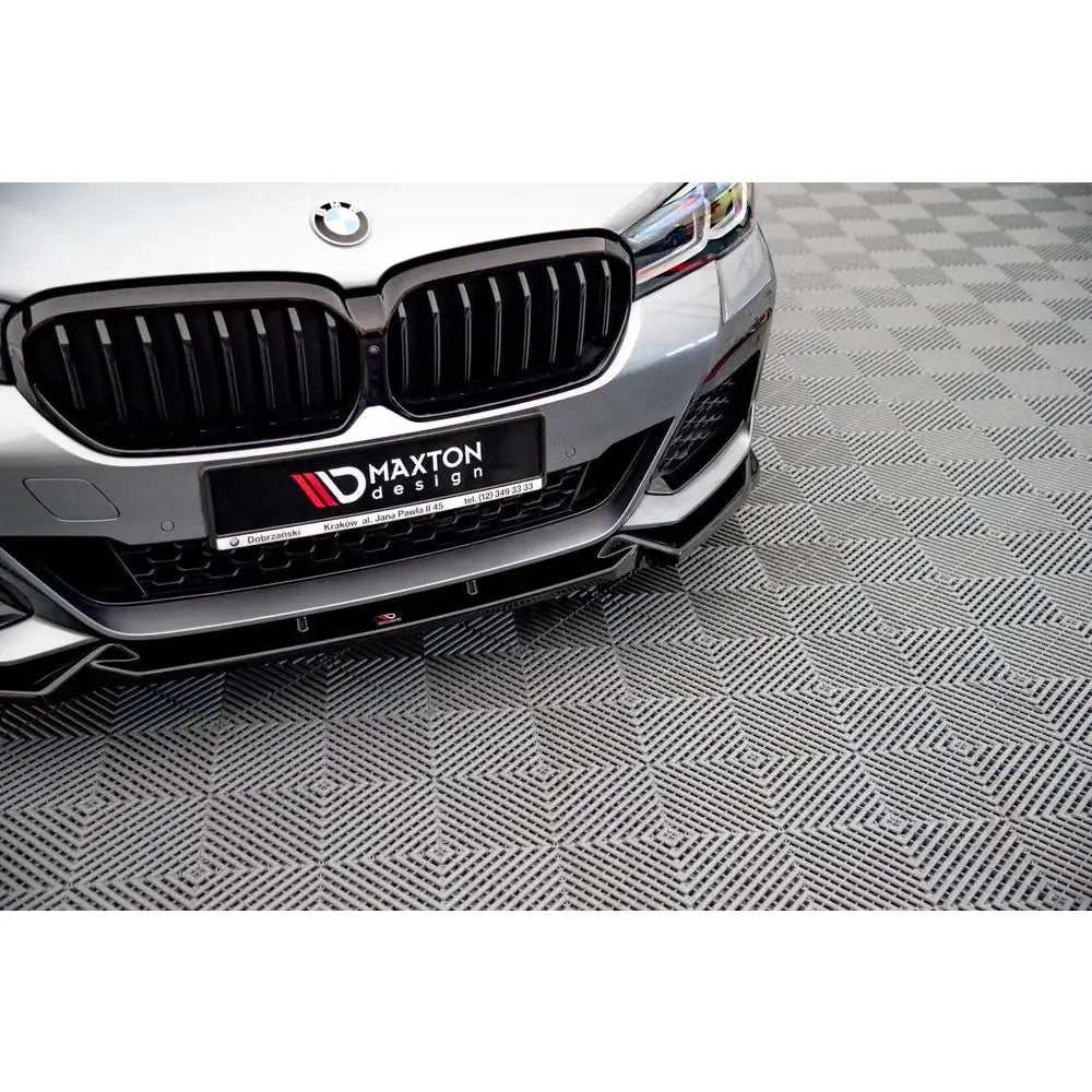 Frontspoiler BMW 5 G30 Facelift med sort grill, sportslig frontleppe og Maxton Design-skilt, sett ovenfra.