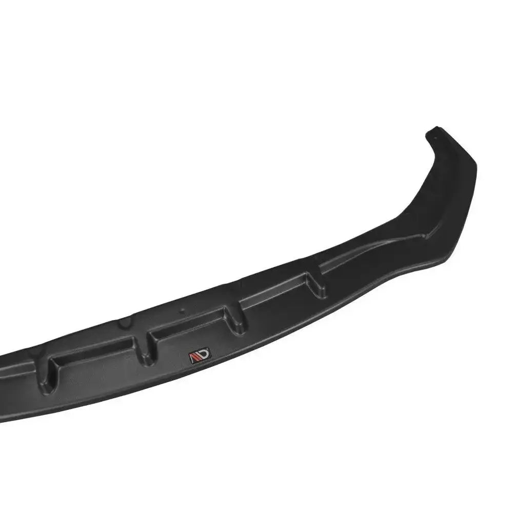 Frontspoiler BMW 5 G30/G31 M-Pack V.1 i sort plast, sett skrått ovenfra med logo og markerte forhøyninger.