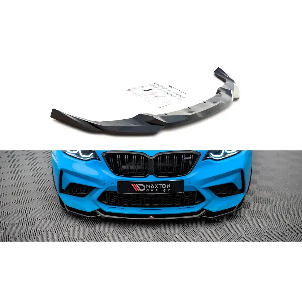 Frontspoiler BMW M2 Competition F87 V.1 sort plast, vist montert på blå bil med tydelig passform.