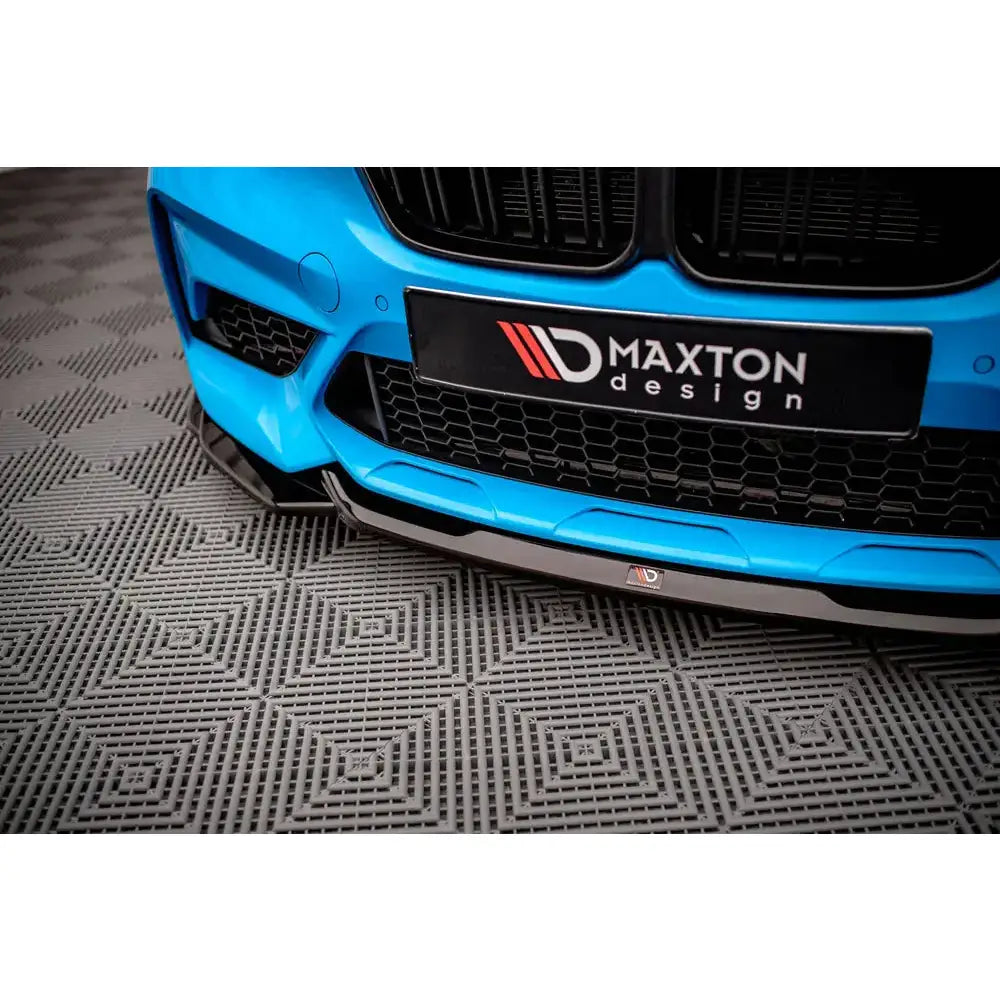 Front splitter på BMW M2 Competition F87 V.1, sort splitter og grill sett forfra på blå bil.