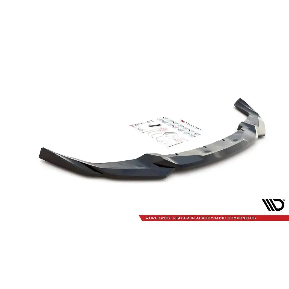 Front lip til BMW M2 Competition F87 V.1, sort plast med markerte vinkler, sett skrått med tilbehør.
