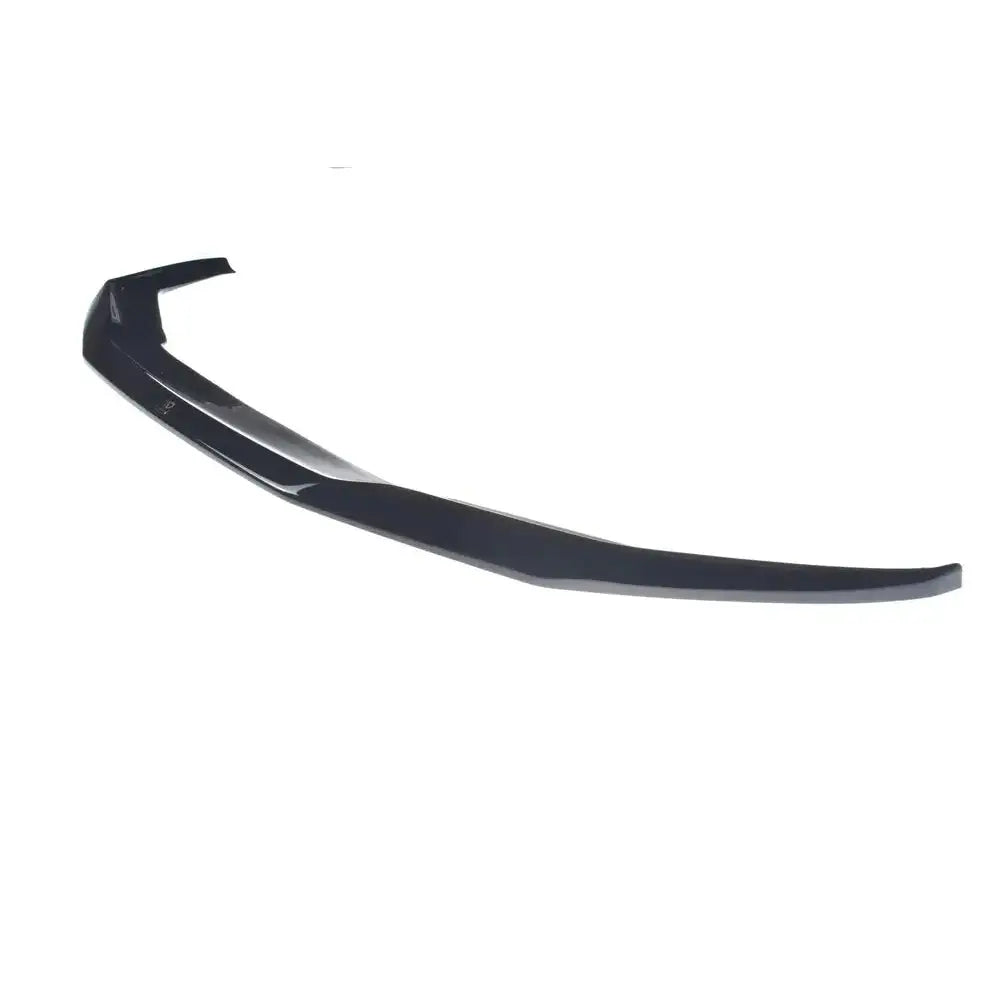 Frontleppe til BMW M5 F90 V.1, svart og blank plast med markant kant, vist skrått mot hvit bakgrunn.