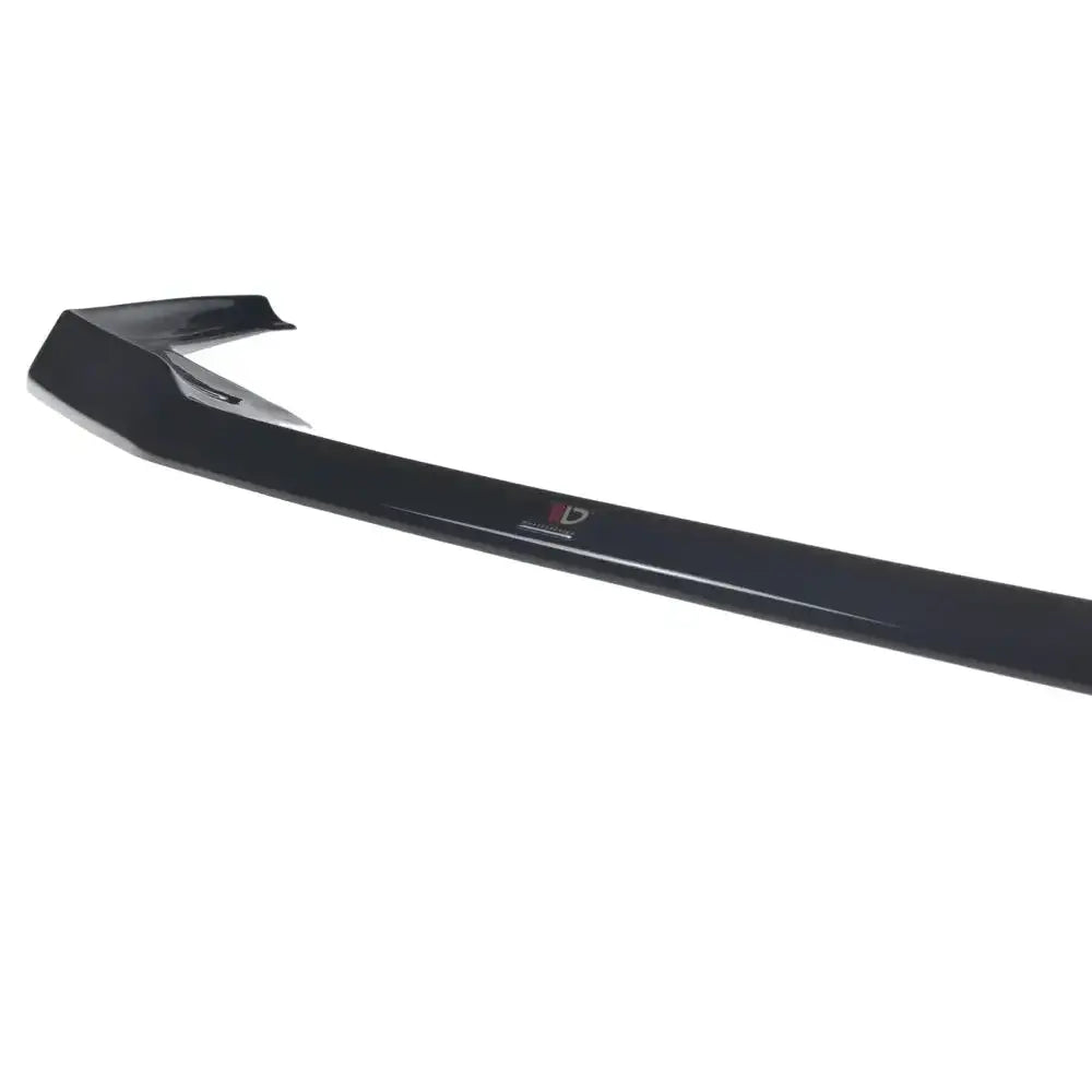 Spoiler til BMW M5 F90 V.1 i sort, glanset materiale med synlig logo, sett fra skrå sidevinkel.