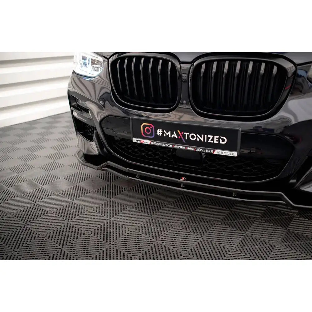 Spoiler BMW X3 G01 V.1 M-Pack sett forfra med sorte grillribber og blank sort frontsplitter.