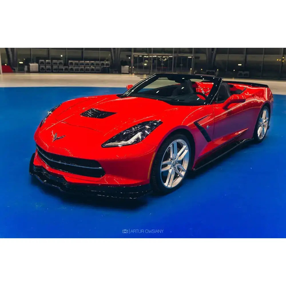 Frontleppe på Chevrolet Corvette C7 V.1, rød sportsbil med svart tak og sølvfelger innendørs.