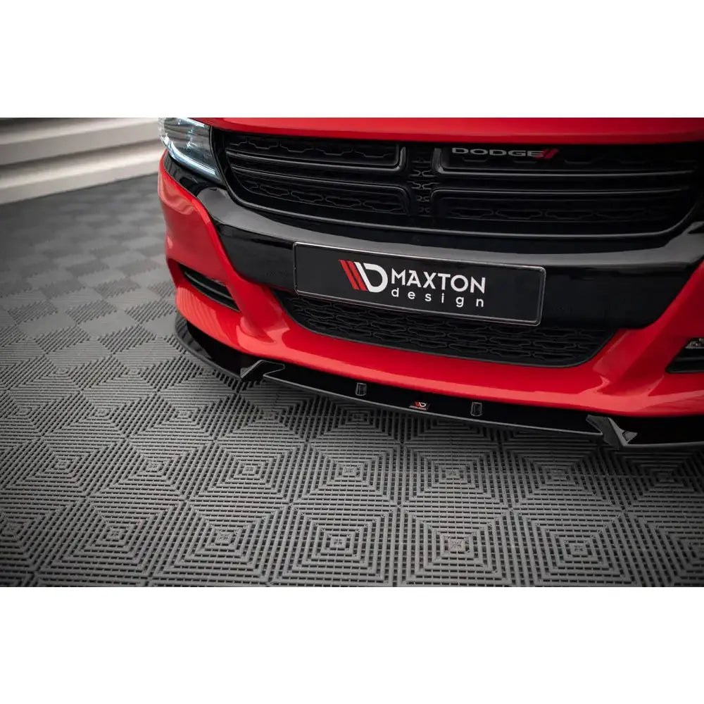 Spoiler til Dodge Charger RT Mk7 Facelift med sort frontsplitter og Maxton Design-logo.