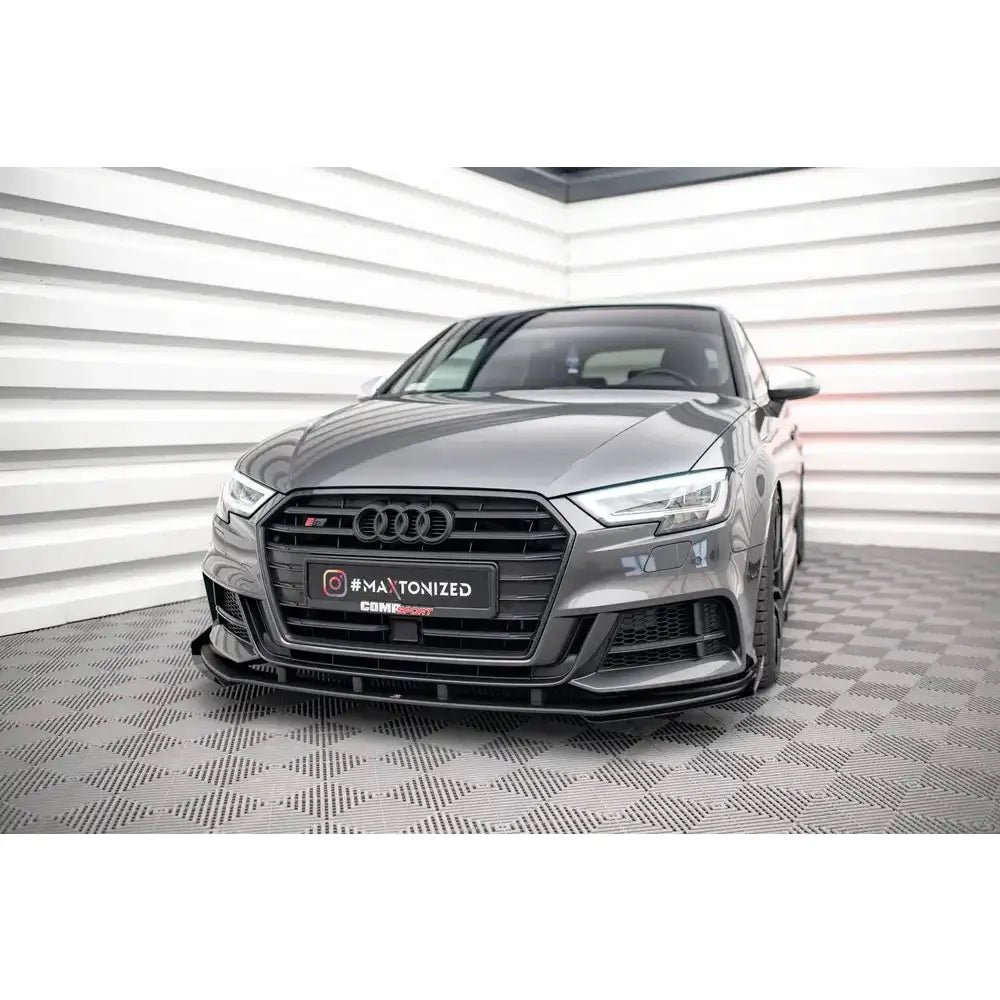 Front splitter Audi S3 Sportback 8V Facelift V.1 montert på grå bil med sort sportsgrill i lyst rom.