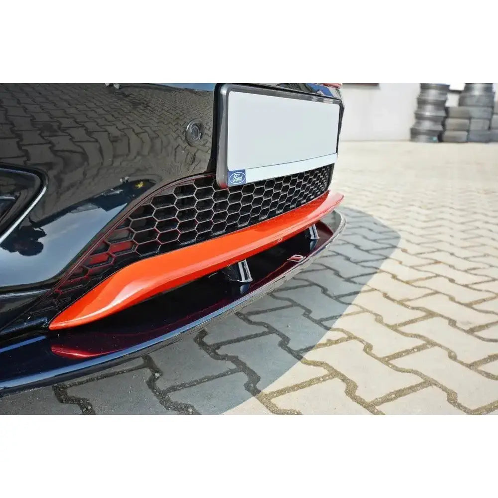 Front splitter for Ford Focus 3 St-Line V.1 med oransje leppe under svart grill, sett fra siden.