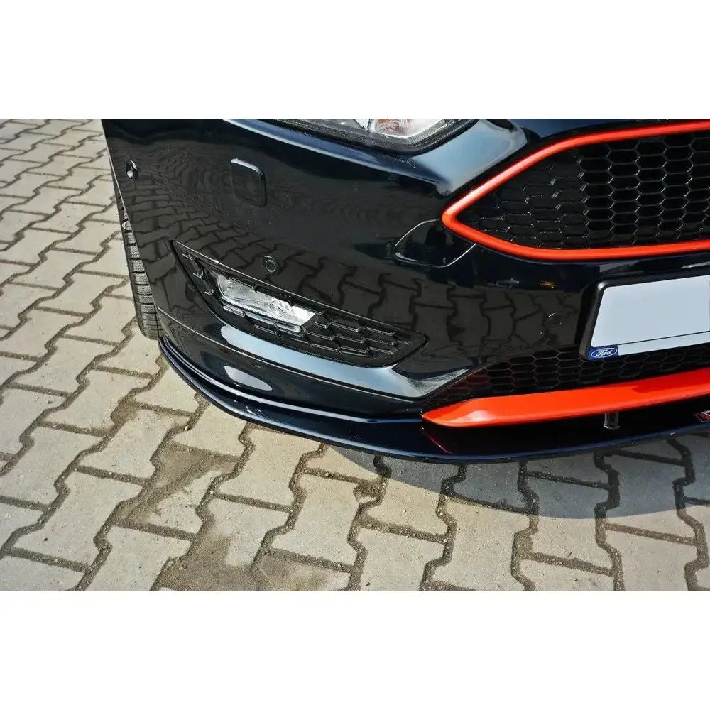 Spoiler til Ford Focus 3 St-Line, sort med rød linje og oransje detalj, sett skrått forfra.