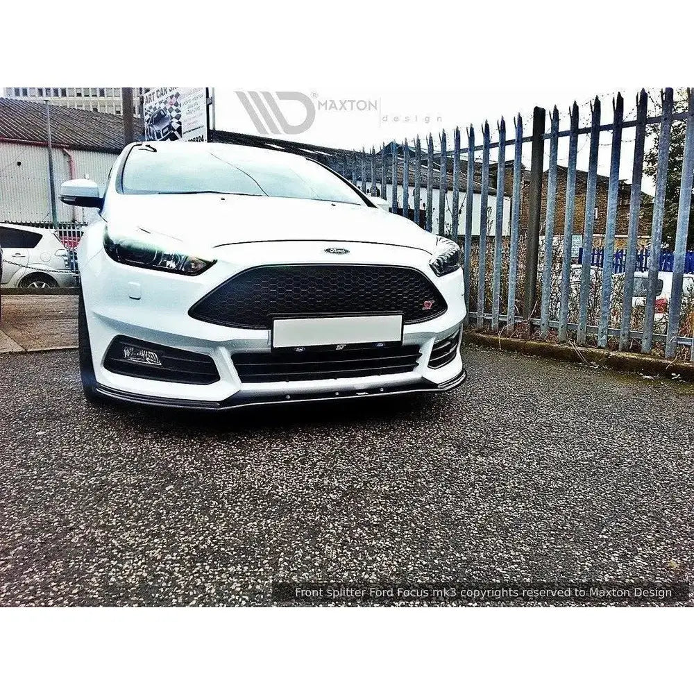 Front splitter på Ford Focus ST Mk3 Facelift V.1 vist foran med sort grill og lav spoiler mot asfalt.