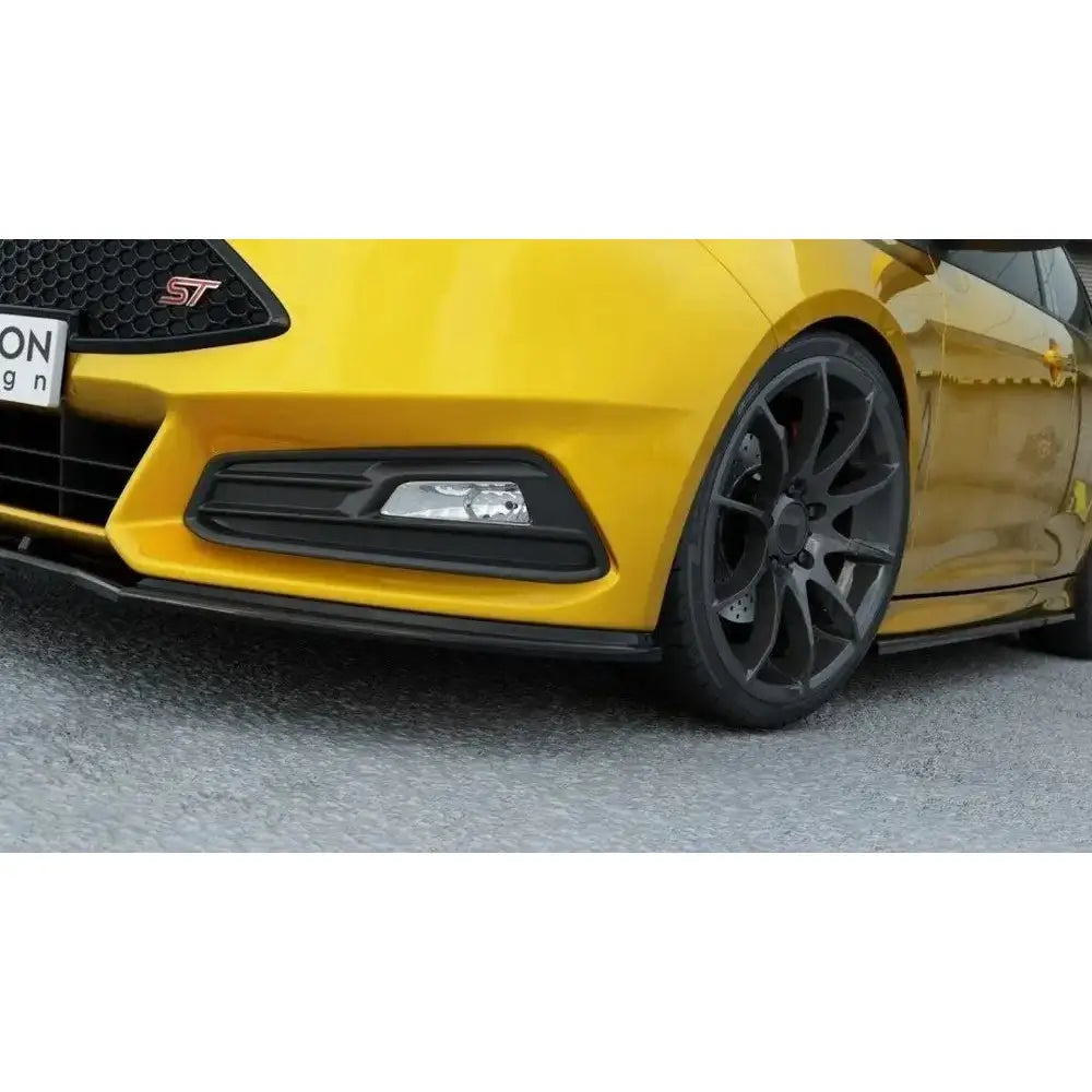 Front lip på Ford Focus ST Mk3 Facelift med svarte detaljer, sorte felger og ST-emblem på grillen.