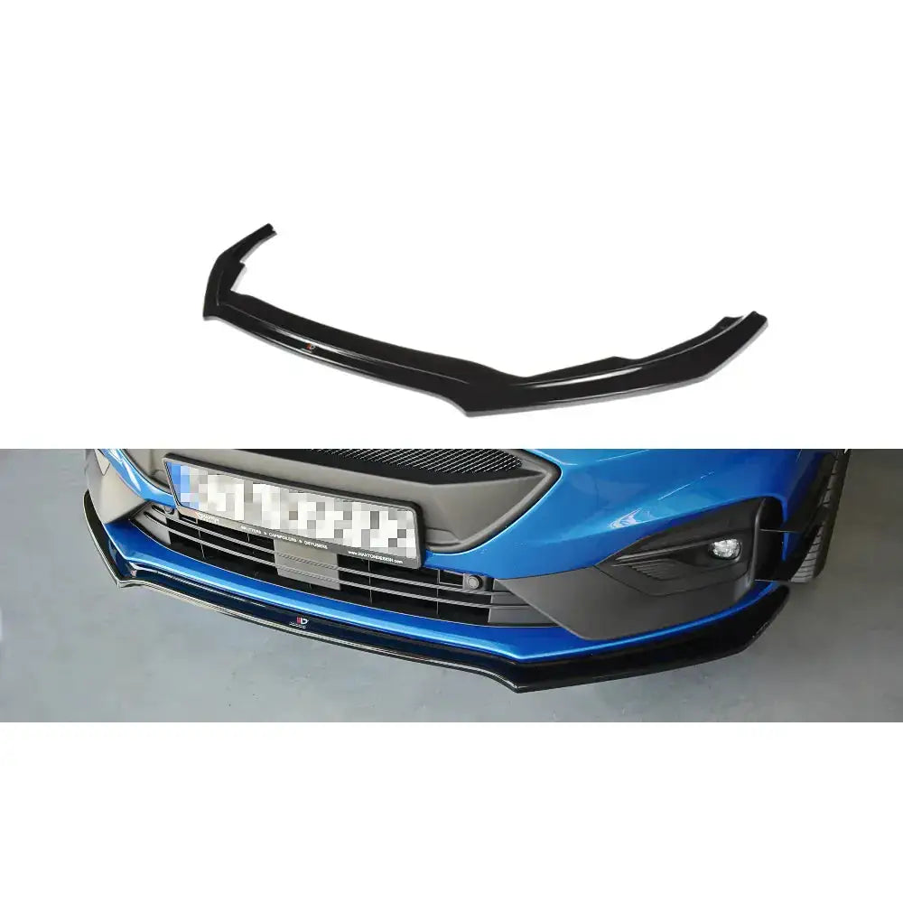 Frontspoiler til Ford Focus ST MK4 i sort blank plast, montert på blå bil sett skrått forfra.