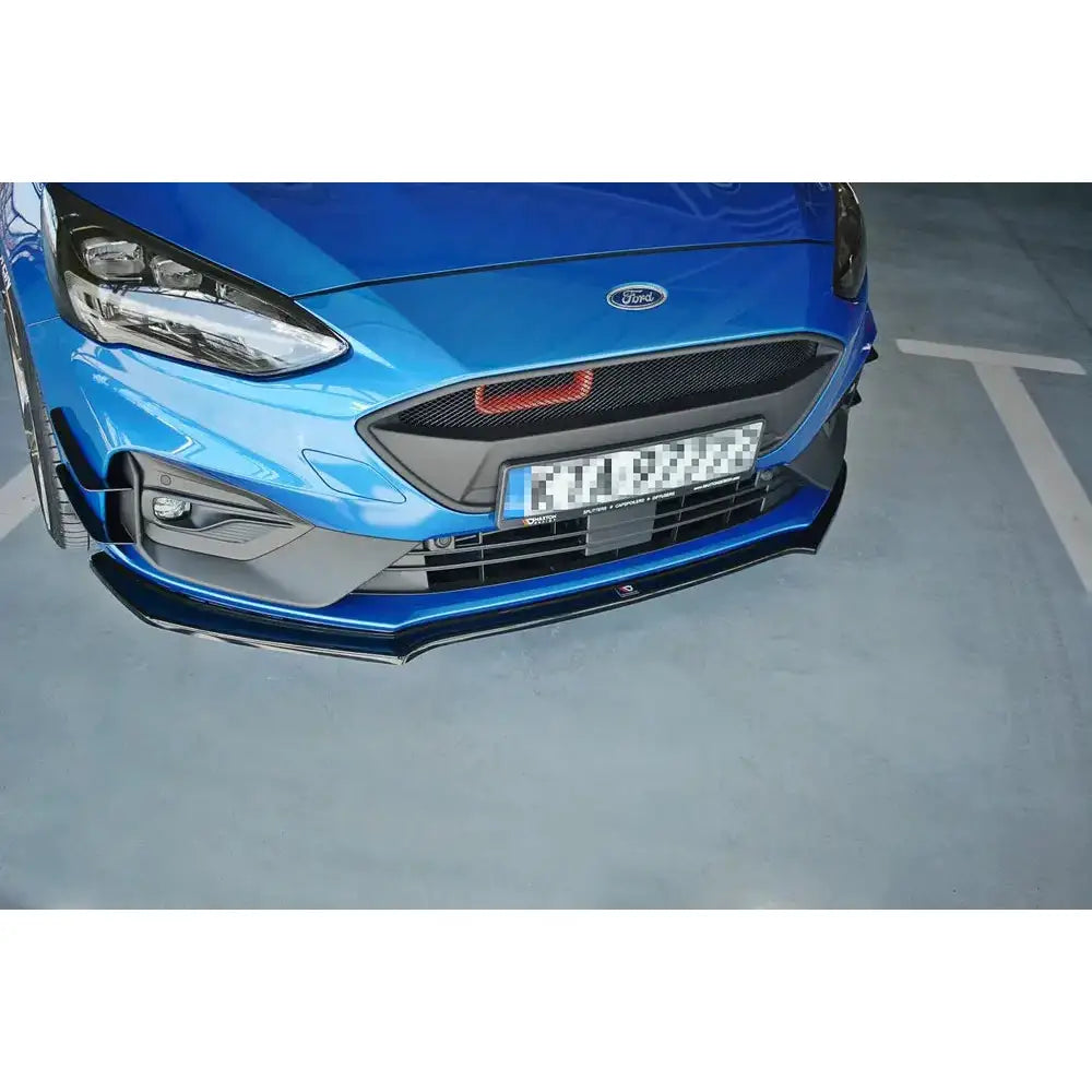 Front lip på Ford Focus ST med sort frontspoiler og synlige detaljer ved grill og tåkelys.