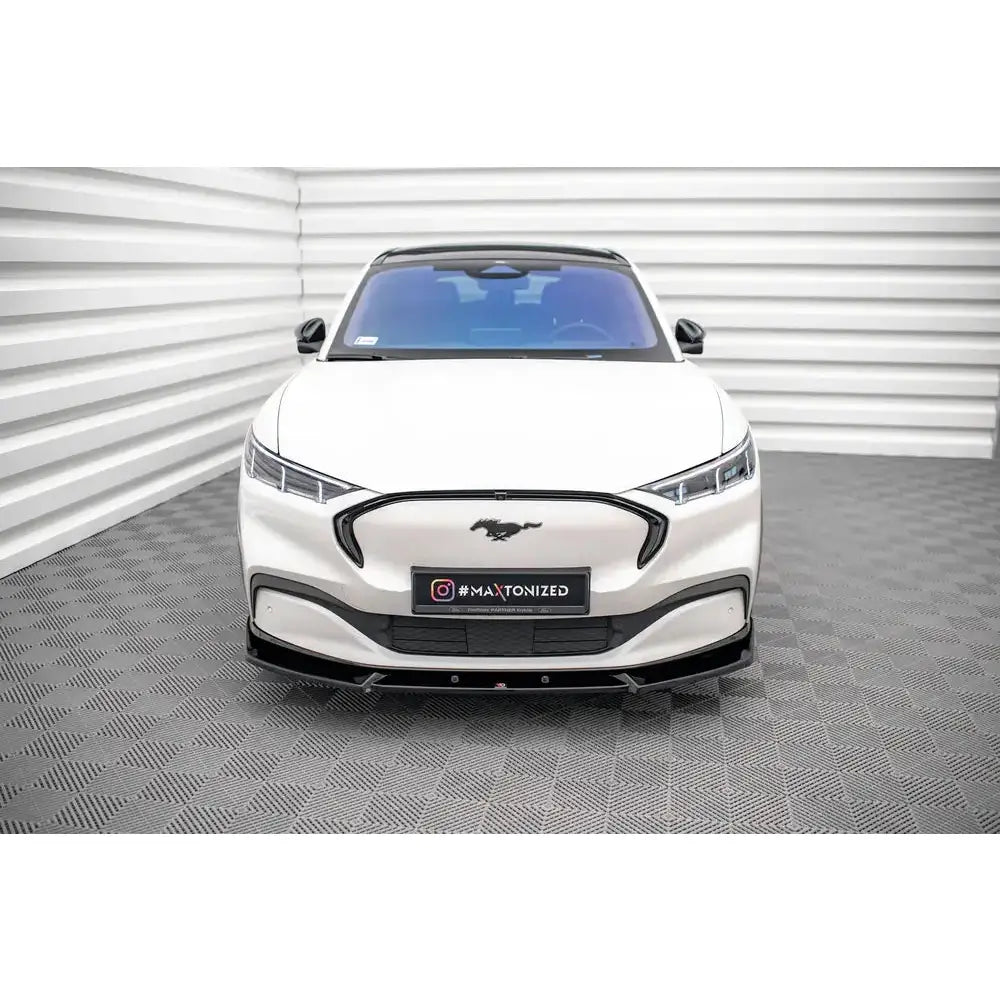 Frontleppe på Ford Mustang Mach-E Mk1 V.1, hvit bil forfra med sort grill og sorte detaljer.