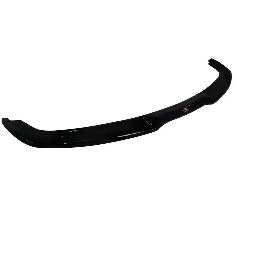 Front lip til Infiniti G35 Coupe V.1 i svart blank plast, sett forfra med diskret logo på høyre side.