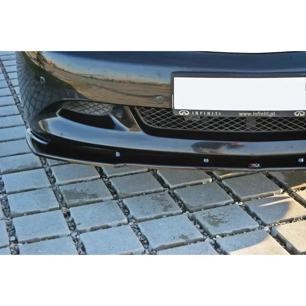 Spoiler til Infiniti G37 Sedan V.1 i sort blank plast montert på frontfanger, nærbilde forfra.